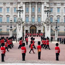 Garda Regală în fața Palatului Buckingham, în timpul ceremoniilor de rămas bun organizate în memoria Reginei Elisabeta a II-a