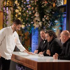 Finala MasterChef România, 16 decembrie 2025. Cei trei chefi taie în carne vie la degustarea felului principal. Finaliștii au mizat pe preparate riscante, dar MasterChefii sunt atenți la fiecare  (6)