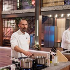 Finala MasterChef România, 16 decembrie 2025. Proba felului principal le-a dat mari bătăi de cap concurenților. Preparatul lui Florentin Drăgoiu le-a atras încă din prima clipă atenția chefilor,  (7)
