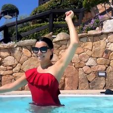 Corina Caragea în costum de baie, Sardinia, august 2023