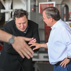 Elon Musk strangere mana