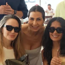 🆕 Angelina Jolie and Salma Hayek Pinault had their breakfast at Gran Cafe De La Parroquia in V