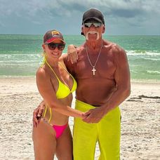 Hulk Hogan și Sky Daily s-au fotografiat împreună la plajă