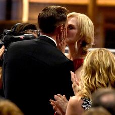 Nicole Kidman îl sărută pe Alexander Skarsgård. FOTO: Getty Images