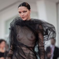 Actrița Mariacarla Boscono a îmbrăcat o rochie transparentă pentru defilarea de pe covorul roșu, la Festivalul de Film de la Veneția
