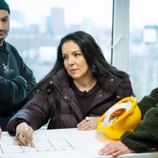 Visuri la Cheie, 15 aprilie 2026. Visuri la Cheie, 15 aprilie 2026. Arhitecții încep să gândească planul de renovare a apartamentului lui Dani. Cristina și Ștefana se întrec pentru a vedea cine va face came