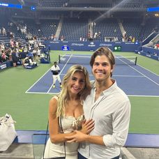 Megan Lucky și iubitul ei, în tribună la US Open 2022, zâmbesc în fața camerei foto