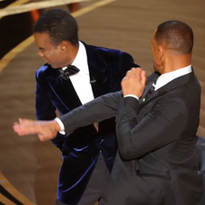 Will Smith îi dă o palmă comediantului Chris Rock în timpul galei Oscar 2022