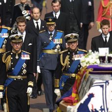 Înmormântarea Reginei mamă Elisabeta, ceremonie care a avut loc cu mare pompă în 2002