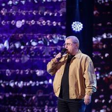 Valeriu Adam la Romanii au talent a cantat „O fată ca ea” de la Direcția 5