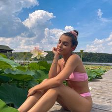Alexia Eram fotografiată în natură, îmbrăcată lejer