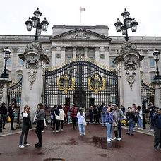 Turiști și locuitori ai Londrei s-au adunat în fața Palatului Buckingham pentru a-și declara atașamentul față de Regină și Familia regală