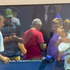 Sara Bejlek este felicitată de antrenorul ei după o partidă câștigată la US Open 2022