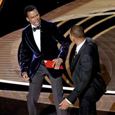 Will Smith îl lovește peste față pe Chris Rock la gala Oscar 2022