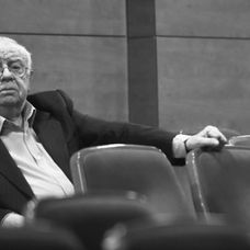 Actorul Alexandru Arșinel prezent la un eveniment gâzduit într-o sală a Teatrului de revistă Contantin Tănase