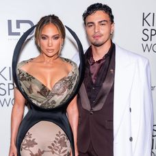 A night to remember 📍KISS OF THE SPIDER WOMAN premiere NY ❤️📸 @thestewartofny (2)