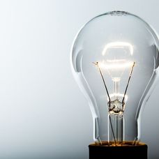 Nu arunca becurile vechi, reinventează-le! Idei de decorațiuni din becuri arse