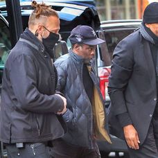 Chris Rock surprins pe stradă, în Boston, înaintea show-ului său de stand-up comedy