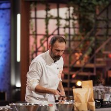 Finala MasterChef România, 16 decembrie 2025. Începe proba desertului, cea care poate decide totul. Emoțiile finaliștilor ating cote maxime atunci când Florin Dumitrescu pune trofeul pe bancul fi (5)