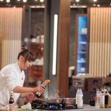 Finala MasterChef România,16 decembrie 2025. Începe prima probă a finalei sezonului 10. Foștii concurenți își exprimă la unison antipatia pentru Florin Drăgoiu și le fac galerie celorlalți doi fi (4)