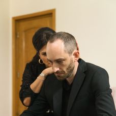 Vali, Manuela