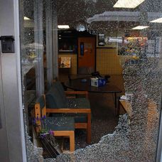 Geamuri sparte în școala din Sandy Hook, unde 20 de copii au fost uciși în decembrie 2012