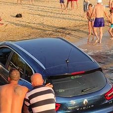 un roman a ajuns cu masina in mare in skala kallirachis, thassos