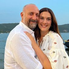 Bergüzar Korel _ Halit Ergenç la malul marii