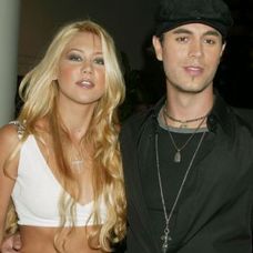 s-au-impacat-cum-au-fost-surprinsi-anna-kournikova-si-enrique-iglesias-in-timp-ce-ieseau-dintr-un-restaurant_3_size7