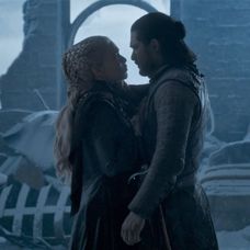 Jon Snow (Kit Harington) o ucide pe Daenerys Targaryen (Emilia Clarke)