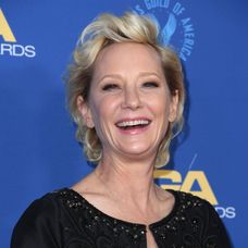 Anne Heche zâmbește în fața camerei de luat vederi la un eveniment monden