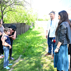Frații Anghel și bunica lor întâmpină echipa Visuri la cheie în pragul casei lor din Văcărești, Dâmbovița