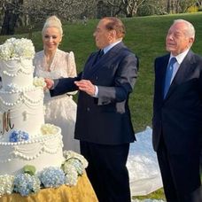 Silvio Berlusconi taie tortul la nunta cu iubita lui Marta Fascina. Evenimentul a avut loc la Villa Gernetto din comuna Lesmo