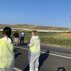 Un șofer beat, de 19 ani, a lovit cu mașina șase tineri, iar trei dintre ei au murit pe loc. Tragedia a avut loc la Sântimbru, în Alba.
Imagini de la locul accidentului 