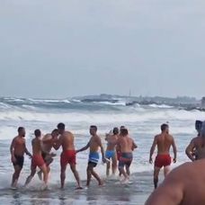 bataie pe litoralul romanesc intre turisti si salvamari 