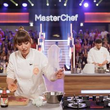 Finala MasterChef România, 16 decembrie 2025. Proba felului principal le-a dat mari bătăi de cap concurenților. Preparatul lui Florentin Drăgoiu le-a atras încă din prima clipă atenția chefilor,  (6)