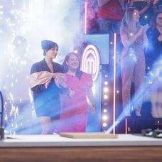 Finala MasterChef, 11 decembrie 2024. Finaliștii intră în bucătăria MasterChef, pregătiți să lupte pentru marele trofeu. Cei trei concurenți sunt copleșiți d (7)