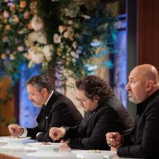 Finala MasterChef România, 16 decembrie 2025. Începe ultima degustare a sezonului. Cosmina Boboc, Florentin Drăgoiu și Ștefan Măchiță, ultima șansă de a-i impresiona pe cei trei chefi „Nu am înțe (7)