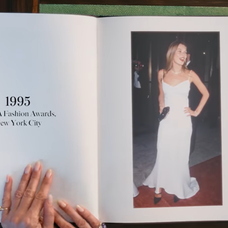 Kate Moss răsfăiește un album cu fotografii vechi, în care apare în ținute de gală

