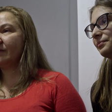 Arhitecții fac cunoștință cu familia Răceală, chiar de ziua de naștere a mamei. Cum arată garsoniera în care locuiesc Titica și Dariana „Erau atât de jenate” (6)