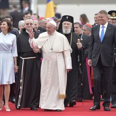 Papa Francisc împreună cu Carmen și Klaus Iohannis. FOTO: INQUAM Photos/Eduard Vînătoru