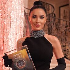 Adelina Pestrițu pozează în Le Chateau la gala I Success Awards 2022 București cu premiul în brațe