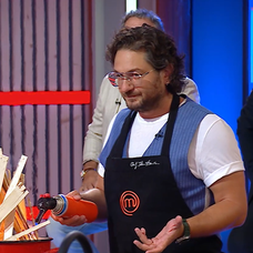 Chef Florin Dumitrescu face o demonstrație incendiară, în platoul MasterChef. Gătește, la foc deschis, o rețetă simplă, dar spectaculoasă wagyu și cunopidă arsă „Mi s-a părut ceva inedit” (6)