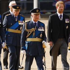 Regele Charles III, fiii săi și sora Anne însoțesc cortegiul funerar al mamei sale, către Westminster Hall