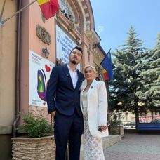 Nu ne îmbrăcăm frumos dar și când o facem , o facem din motive importanteStyling @ely_adam Rochi