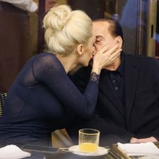 Silvio Berlusconi o sărută pe iubita lui, Marta Fascina, la restaurant