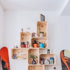 Nu te-ai fi gândit că poți face asta cu niște simple cutii de lemn. GALERIE FOTO