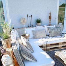 Paleții, ideali pentru amenajarea balconului. GALERIE FOTO