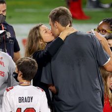 Gisele Bundchen îl sărută pe soțul ei, Tom Brady, după o partidă de fotbal din Liga Americană de Fotbal 