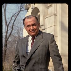 Ion Iliescu, portret de președinte